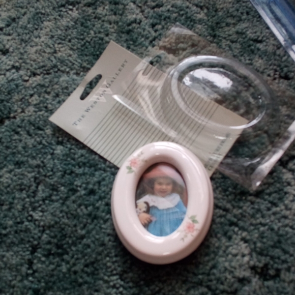 Round Floral Frame - Picture 3 of 7